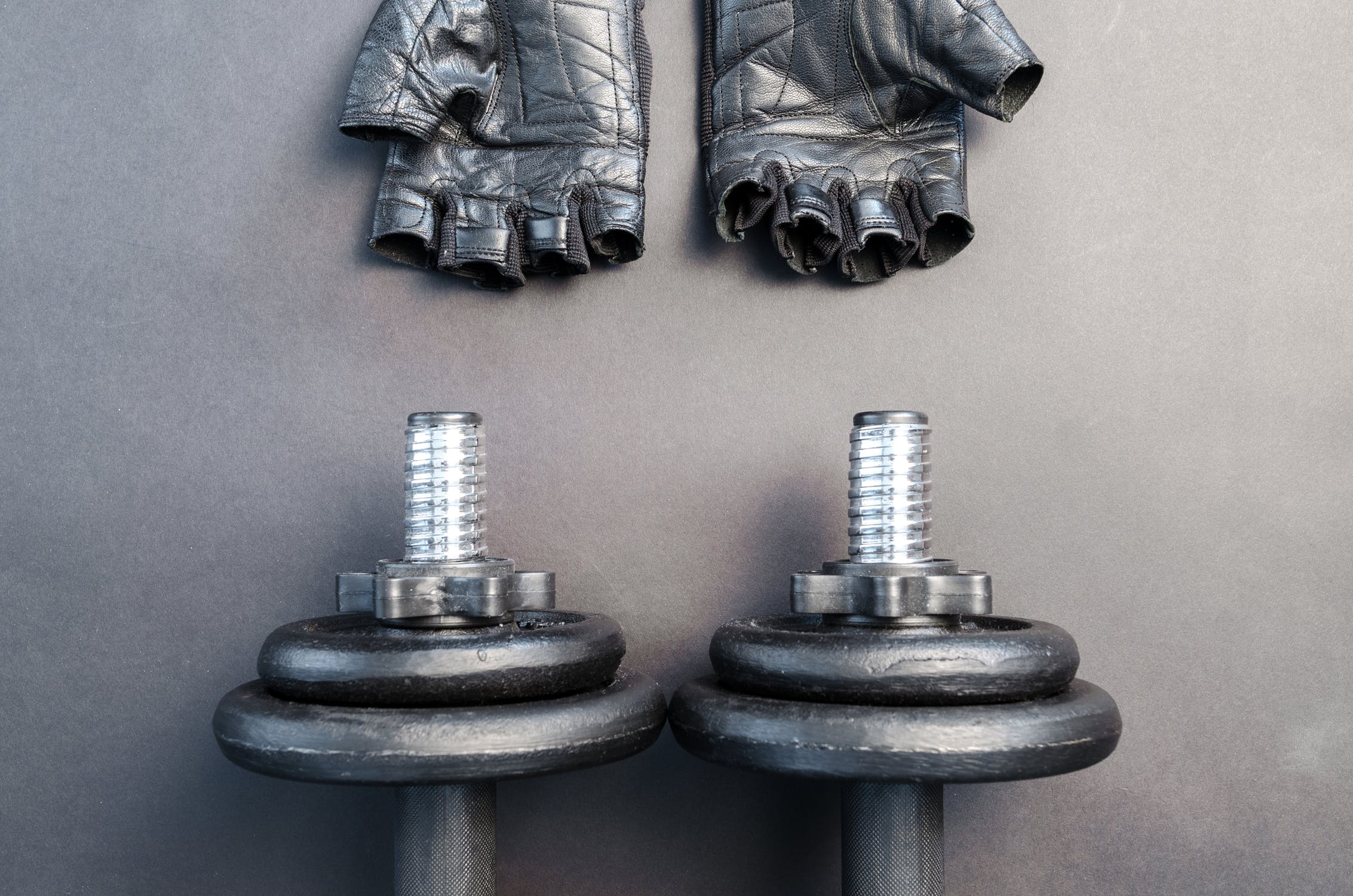 Personal Trainer tool: dumbbell and a pair of gloves