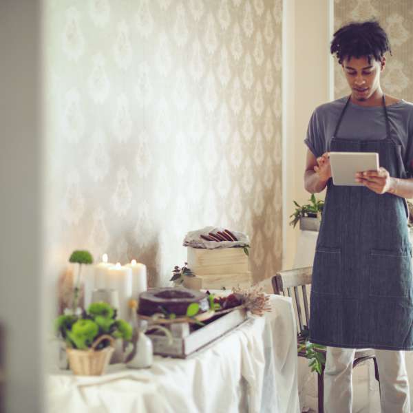 An event - table setting with flowers and chocolate cake